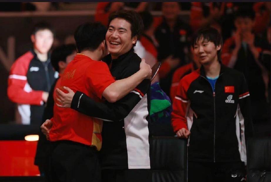 林诗栋：我要把大哥大姐挨个抱抱。上次印度亚锦赛，林诗栋赛后找楚钦让抱抱，因为梁