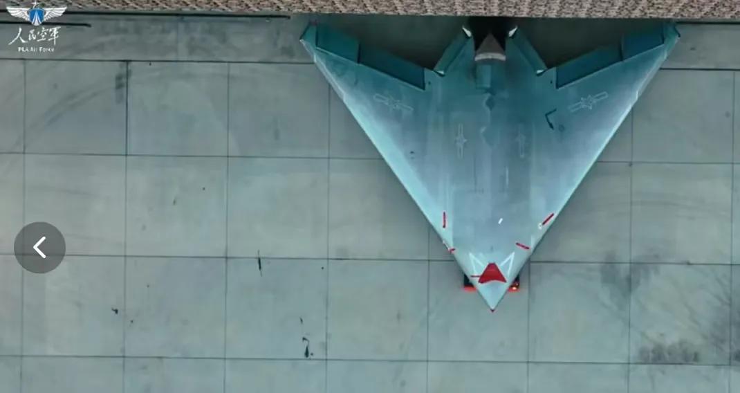空军76周年庆传来炸裂消息！攻击-11隐身无人机官宣服役，直接拿下世界第一——这