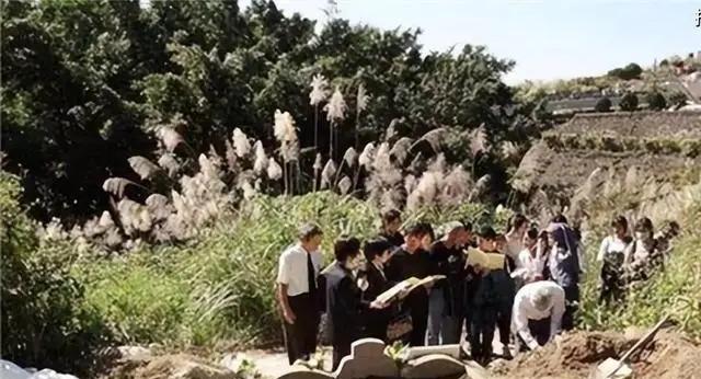 土葬不一定是最好的，人死后，身体还是活的！人在死后埋入地下，肉身在地下发生的变化