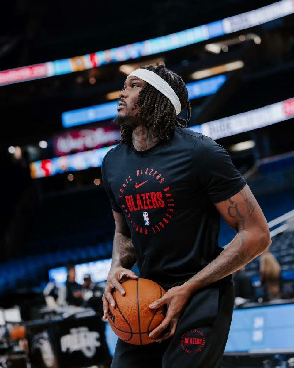 波特兰开拓者罗威的到期合同作为优质资产，是开拓者在交易截止日前积极兜售的交易筹