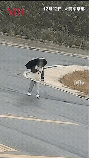 太机智了！火箭军某部，一女孩突然感到自己的身体好像不太对劲，立马朝着军队走去寻求