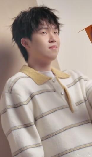 大头可爱俏皮的卷毛发型真好看！像个纯情的小男生，眉眼间笑容明朗，有"少年"的荒野