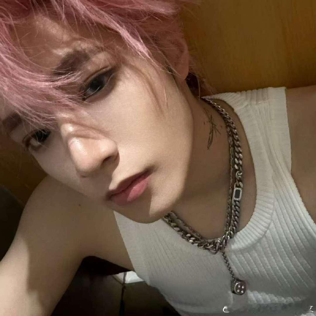 刘耀文发了十二个emoji刘耀文现在心情有点复杂刘耀文现在心情有点复杂~