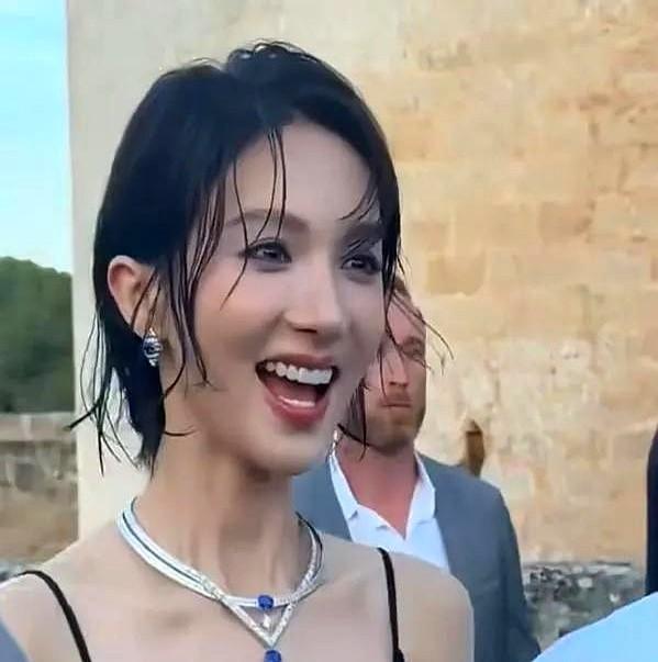 金晨这是咋啦？"刀削过"的脸颊，"平板"般的身材我忍了！不过这个油头造型实在让