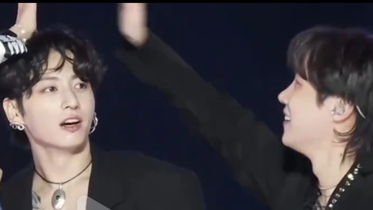 hybe鼻祖套老七致敬格格巫