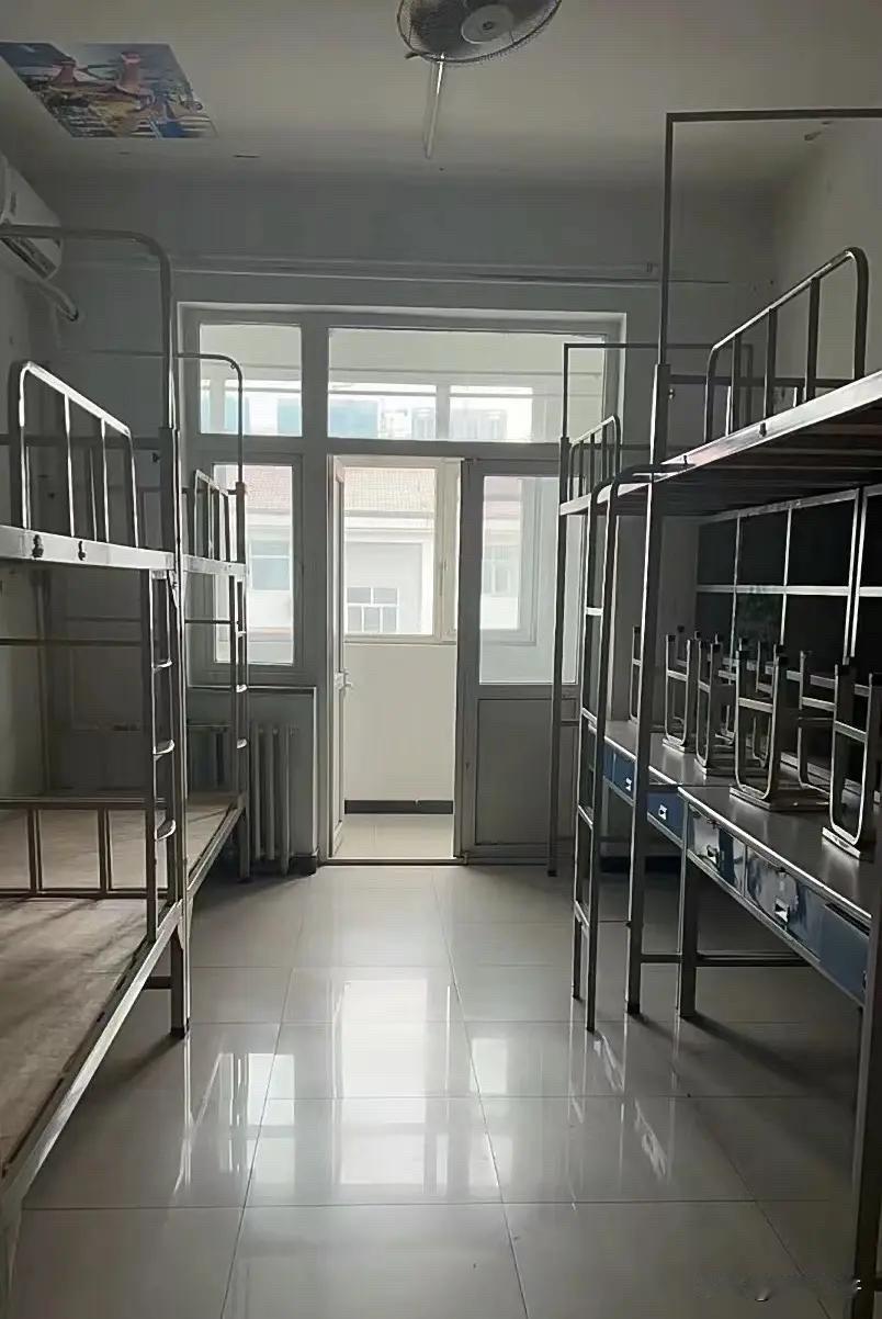 大家看新闻了没有？就是说中科大的一个班主任去查宿舍，发现一个男生床头放着半箱方便