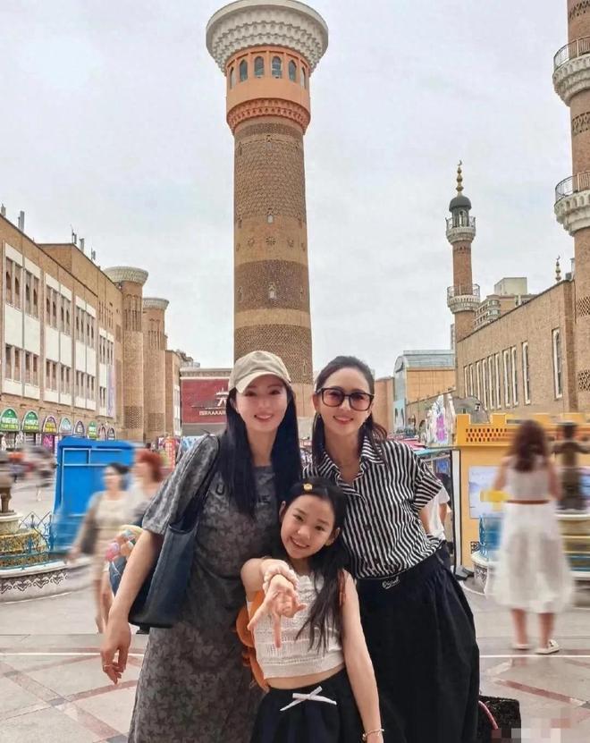 董璇与佟丽娅带女儿新疆游玩，三人欢乐满满。董璇女儿小酒窝与佟丽娅亲如母女，共同体