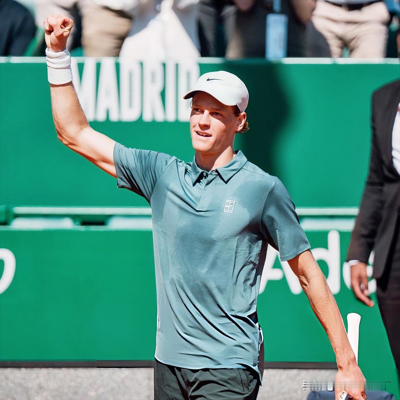 辛纳重返世界第一，以2:0战胜阿尔卡拉斯拿下首个蒙特卡洛大师赛冠军，完成22连胜