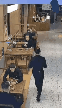 饭店服务员遇到这样的顾客该如何应对？一家饭店里面，一位戴眼镜的顾客因为等上饺子