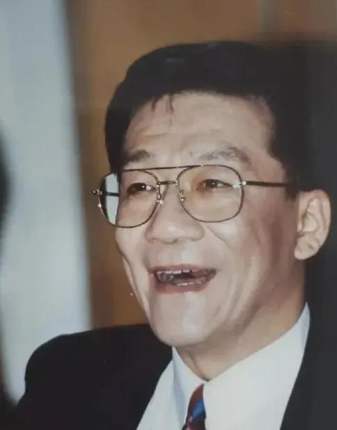 1986年，侯耀文为了跟韦唯在一起，抛弃了发妻刘彦，可是同居一年后，侯耀文又爱上