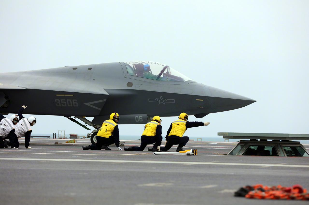 中国海军歼-35舰载机、歼-15T舰载机、空警-600预警机，三型舰载机已经在福