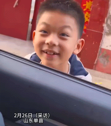 山东单县，一爸爸春节假期结束，因工作原因可能要出国出差，所以爸爸临走时，就骗儿子