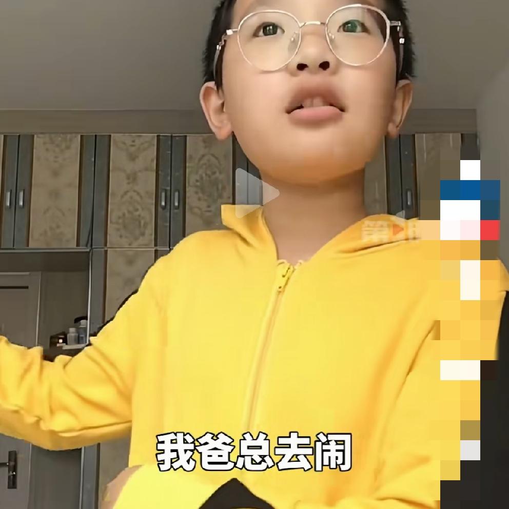 钟美美的妈妈和爸爸简直天差地别。钟美美说他爸爸嘲笑他的视频恶心，说钟美美能火