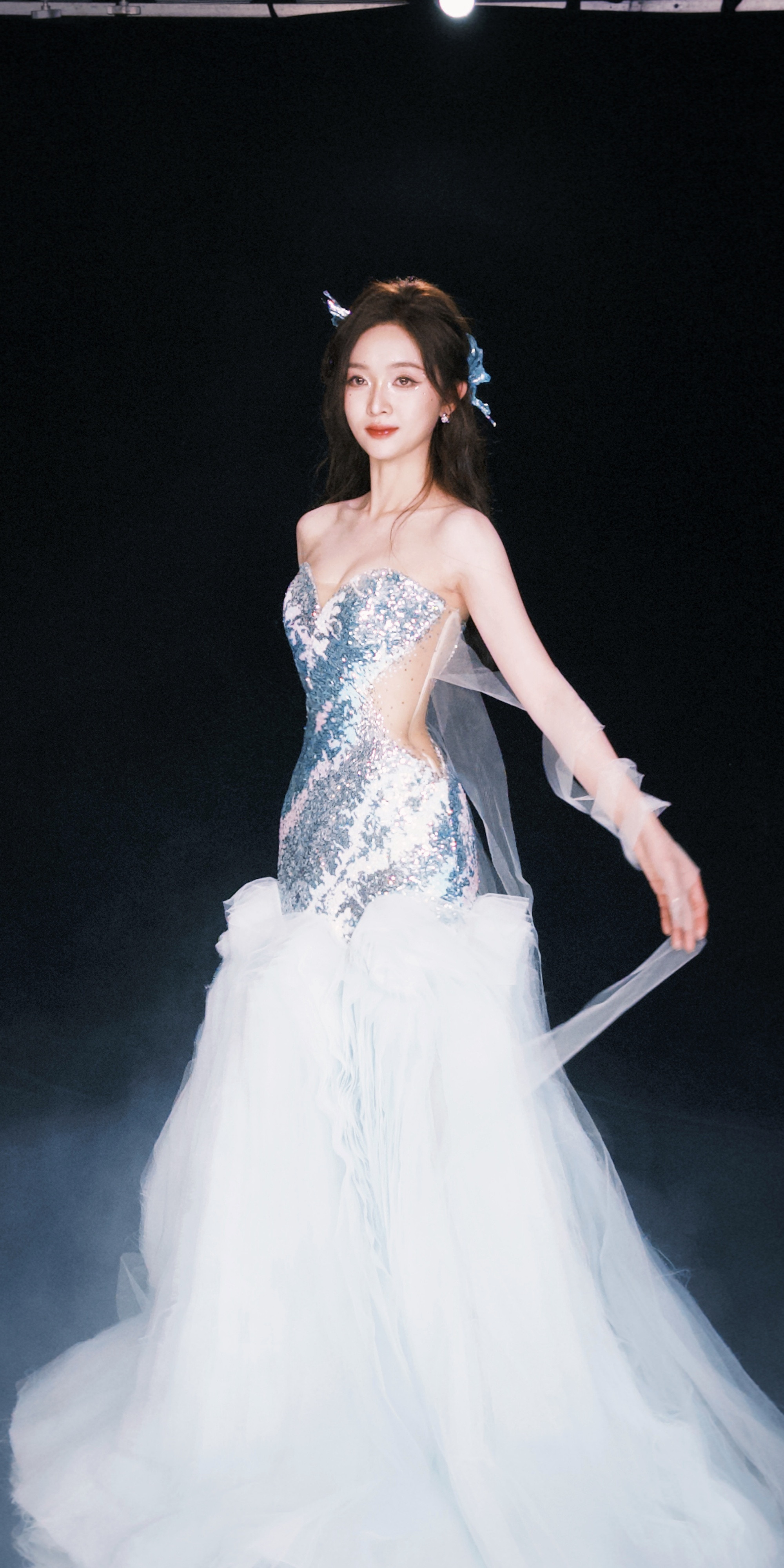 吴宣仪乘风2025，抹胸裙仙气浪漫开启。吴宣仪