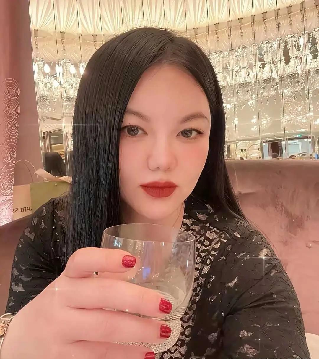 没想到，李湘居然把她手掌纹路打码了！果然有钱人在意的东西好多​​​