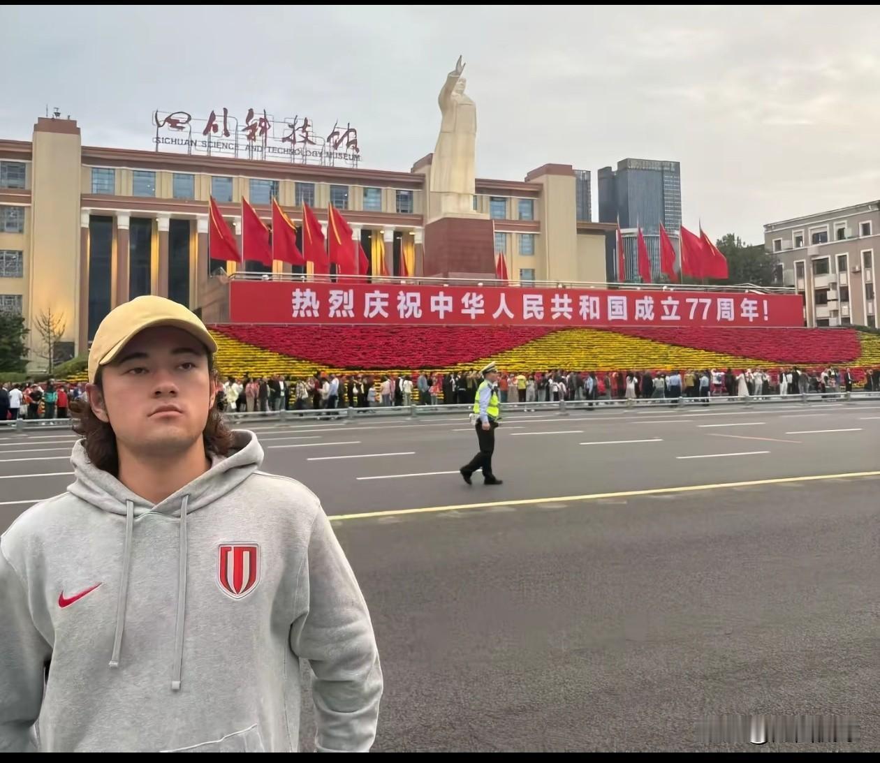 艾比布拉再次公开表示爱国之心，看来他还是想复出踢职业足球。国庆期间，艾比布拉再次