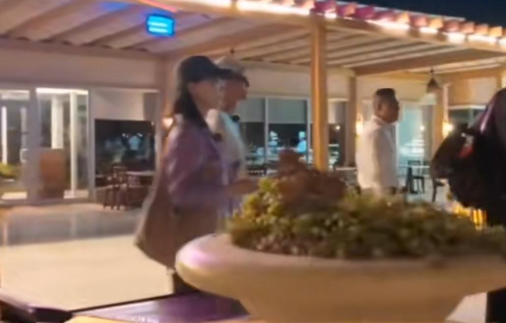 马思纯在路上看到一只小猫，本来都已经下班的摄影师，马上又把机器给支了起来，马思纯