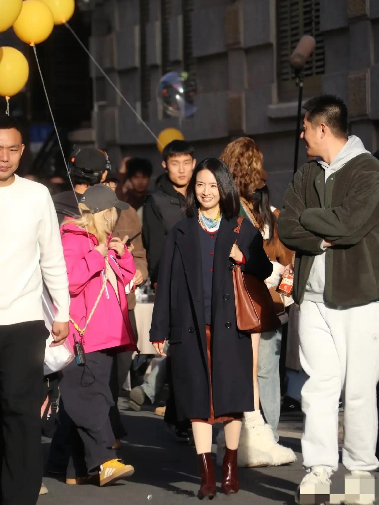 林依晨最近在武汉拍戏，她状态太好了，一点也看不出都40多岁了！依旧是胶原蛋白满满