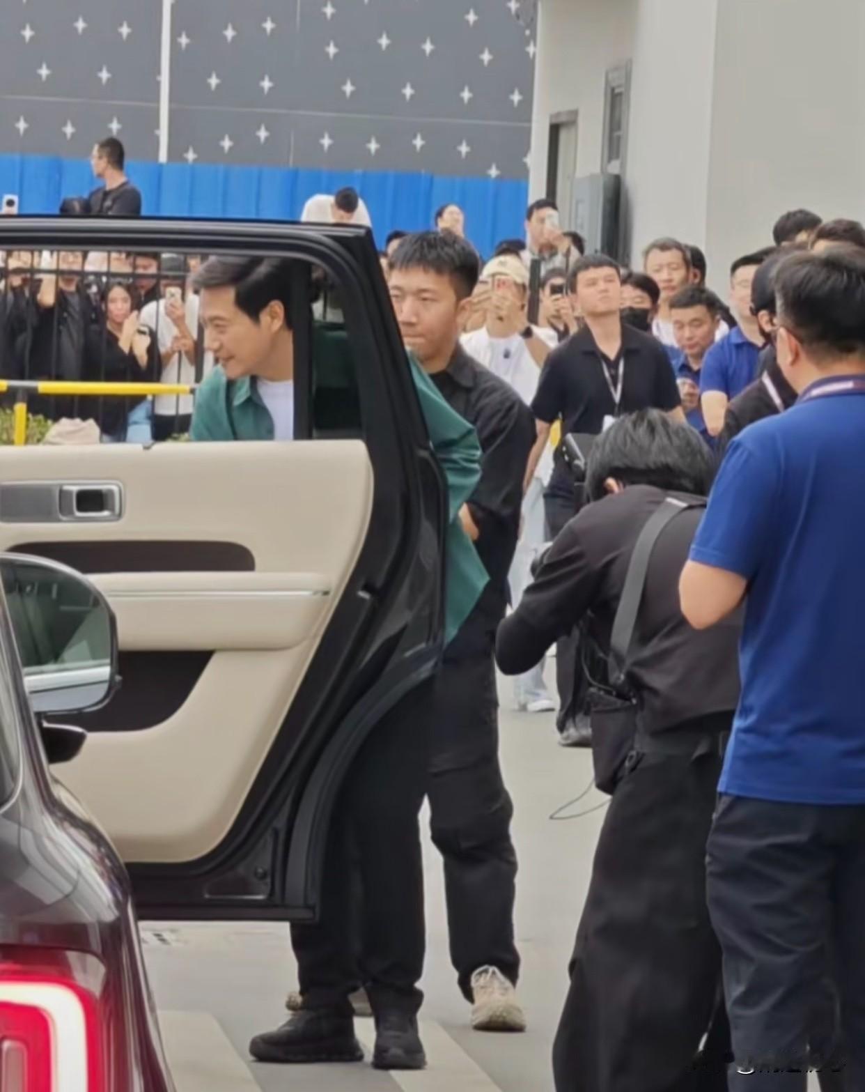 余承东能做到不？能但他不会去做，王传福能做到不？会做但不会做得这么有温度。唯有
