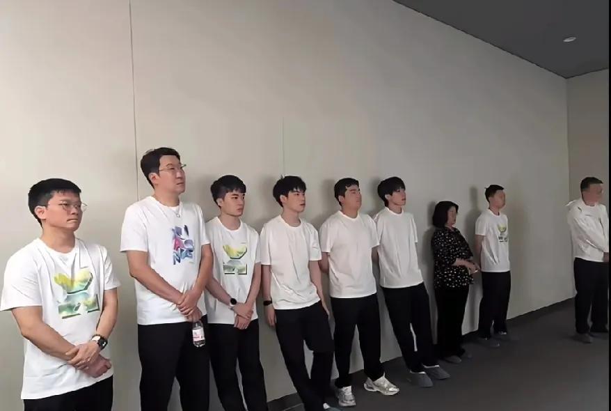 家人们谁懂啊！刷到魏桥队活动视频，一眼瞅见王楚钦、梁靖崑、黄友政这帮国乒大佬，