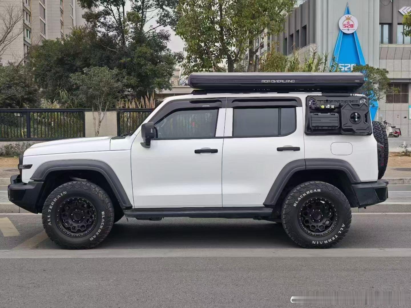 坦克300Hi4t一手车4S店内附加电池保险4800¥、外黑内红、贴了850