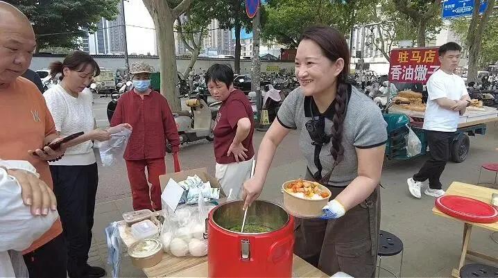一份盒饭有肉有奶有水果，卖多少钱？这位郑州宝妈的答案，是从6元到3元，再到免