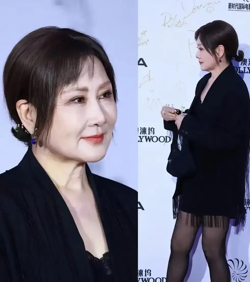 63岁的张凯丽被街拍图刷屏，驼色风衣配丝巾，背影像三十出头。网友翻出她三十年前