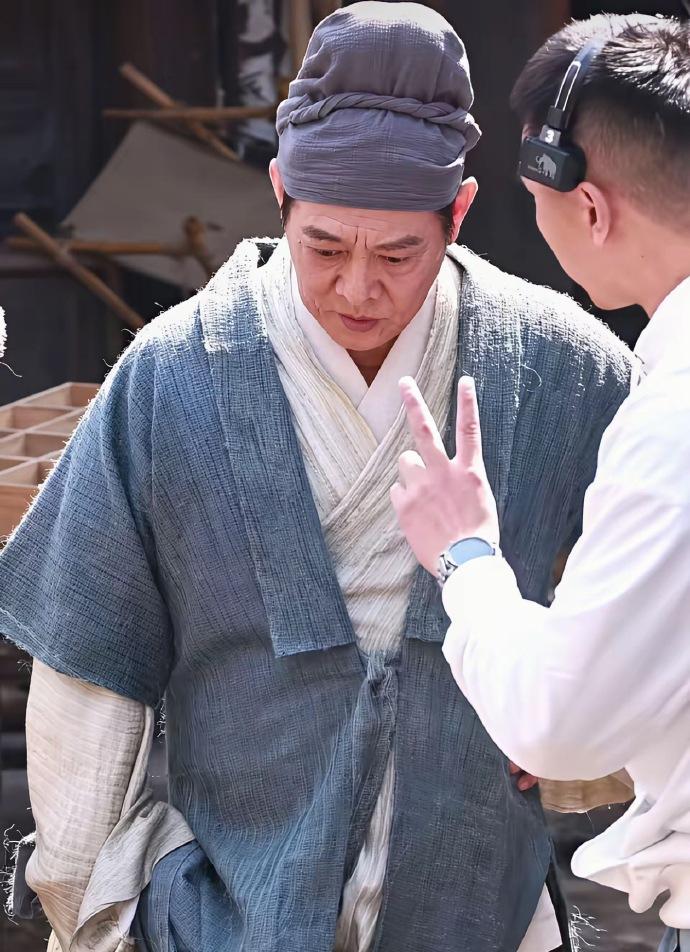 短剧拍短剧的李连杰，没有了顶级化妆师和打光，李连杰看上去比较显老，比实际年龄看上