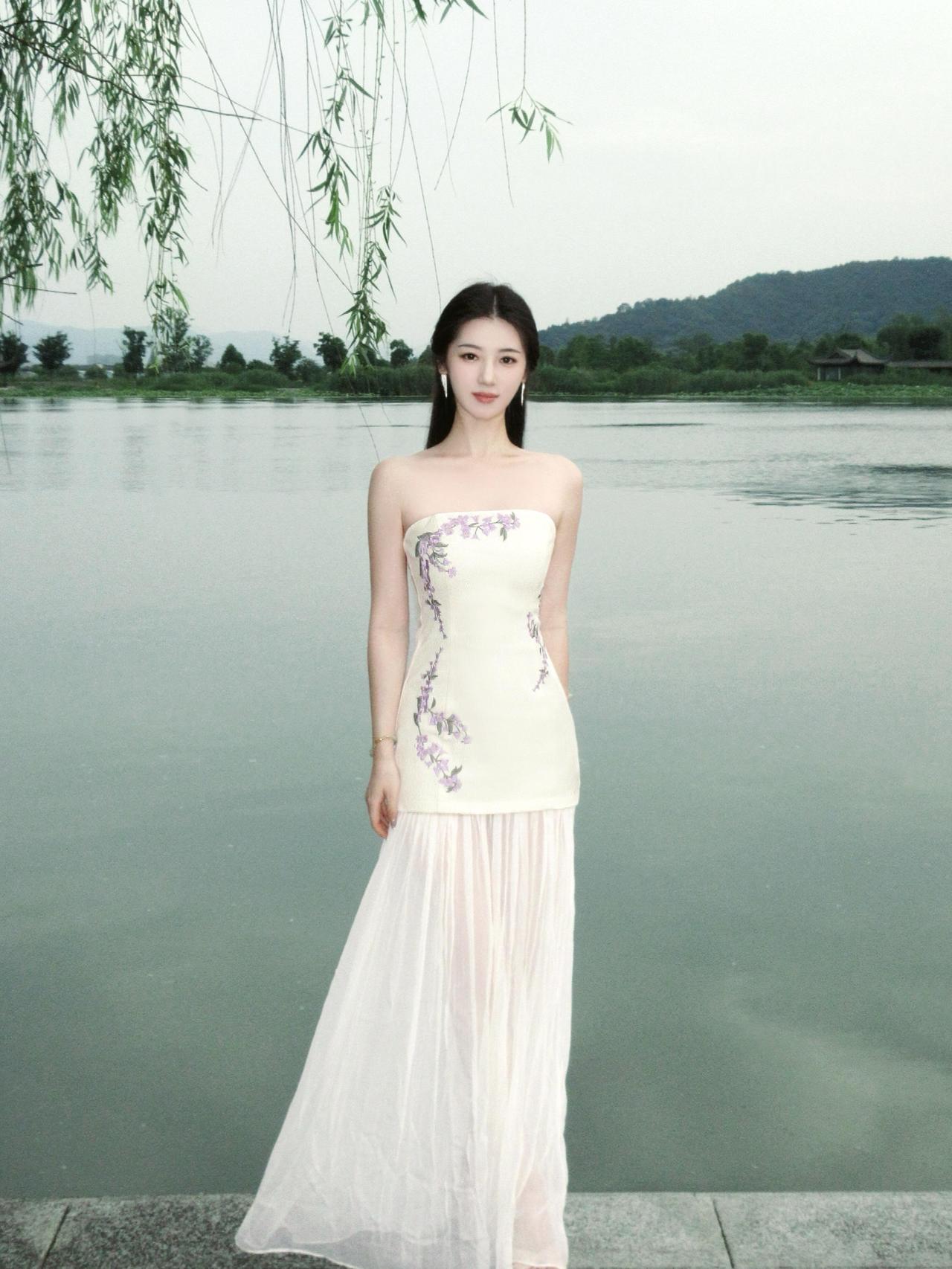 在湖畔轻纱飘逸如梦如幻的仙子美的像仙子东方美学