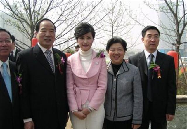 2000年，凤凰卫视主持人吴小莉为了完成父亲的心愿，前往浙江寻找自己同父异母的哥