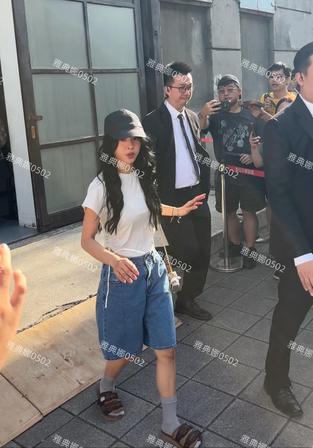 蔡依林本人和舞台上的形象反差太大了，不仅个子不高比例很虐，黑黑瘦瘦1米5几的身高