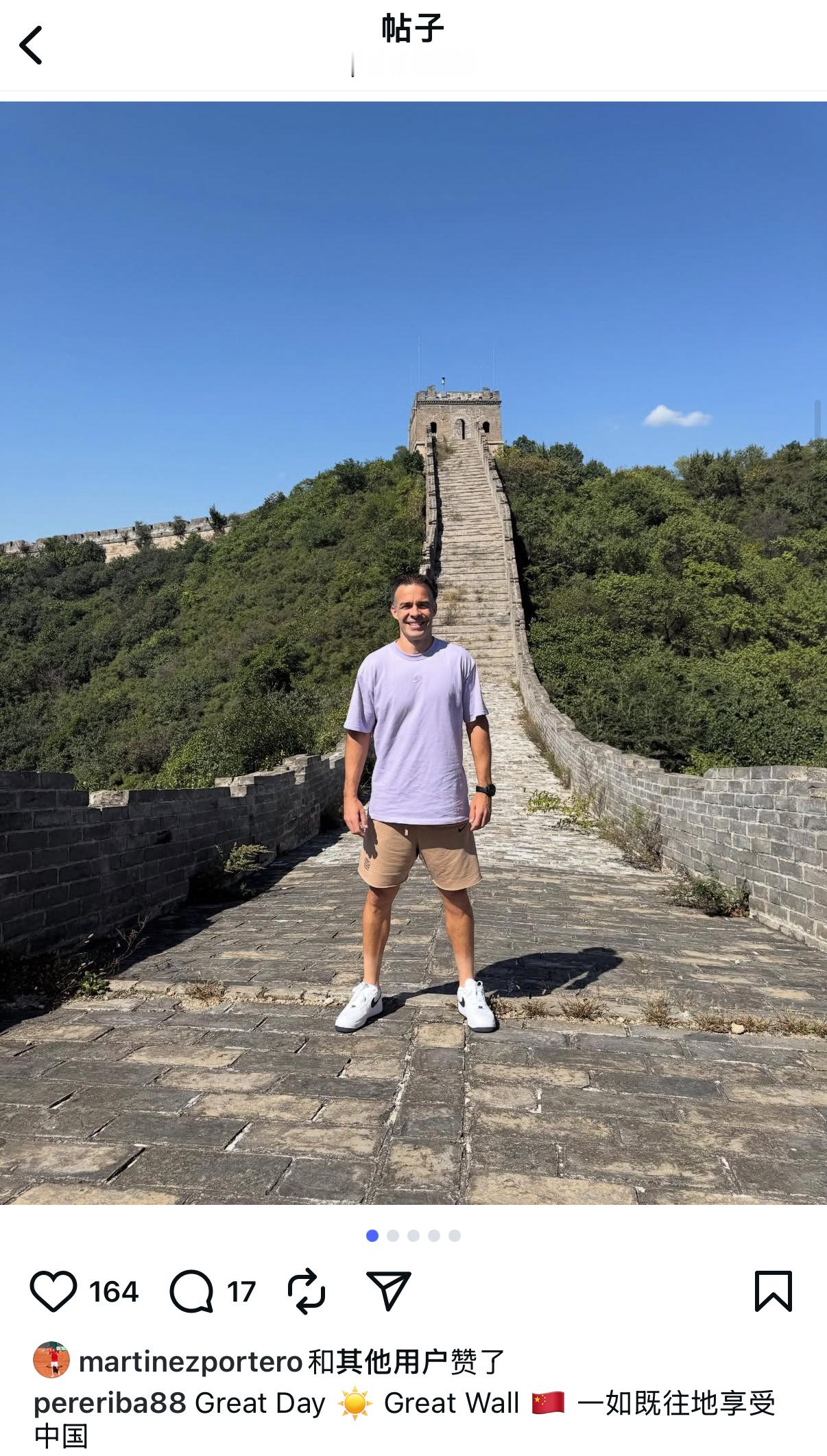 里巴老师晒出爬长城的照片，配的文案还直接用了中文[doge]“一如既往地享受中国