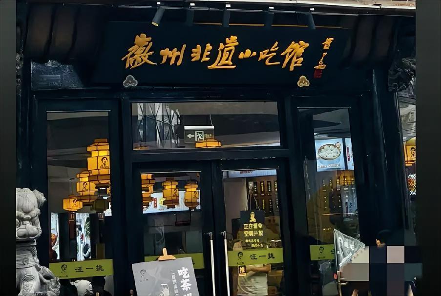 崔寒柏为“小吃馆”题匾，看起来很新颖的一块匾。其实喜欢他书法的人也很多，看看这些