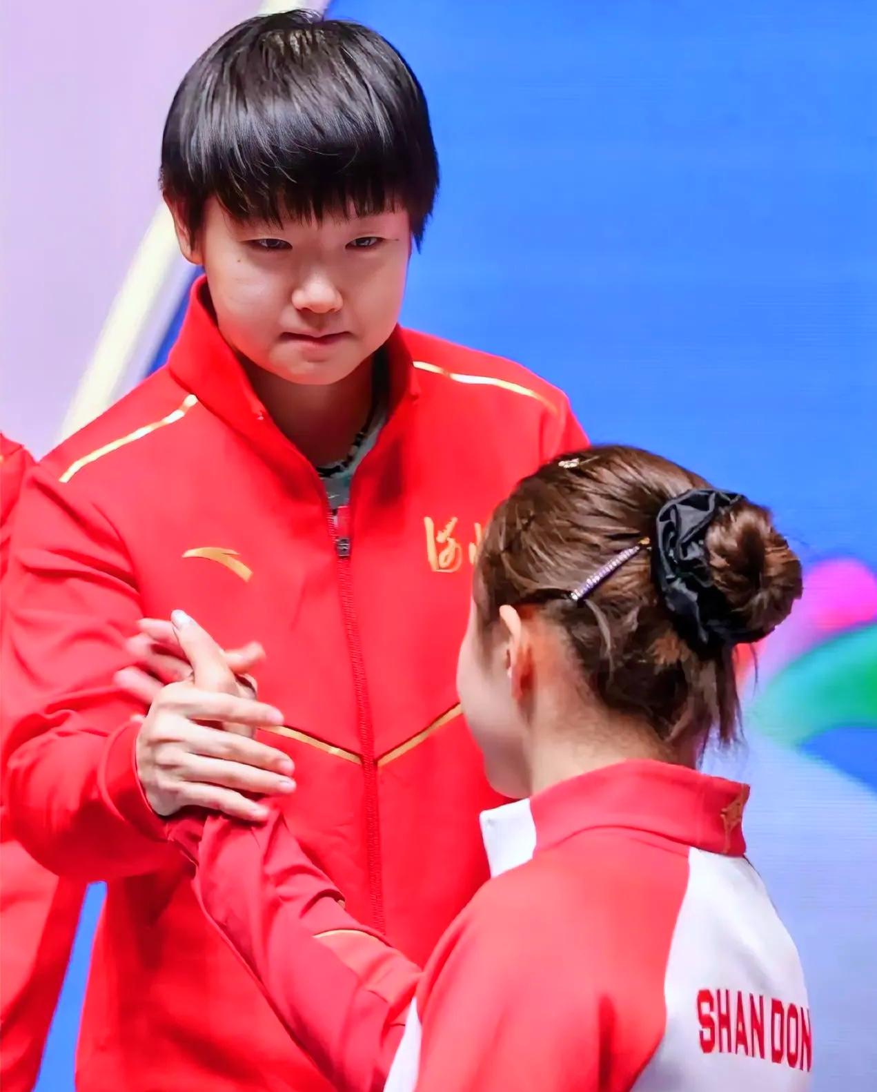 陈梦赢得比赛后颁奖我发现一个细节那就是孙颖莎和陈梦握手的时候，眼里都是泪水，