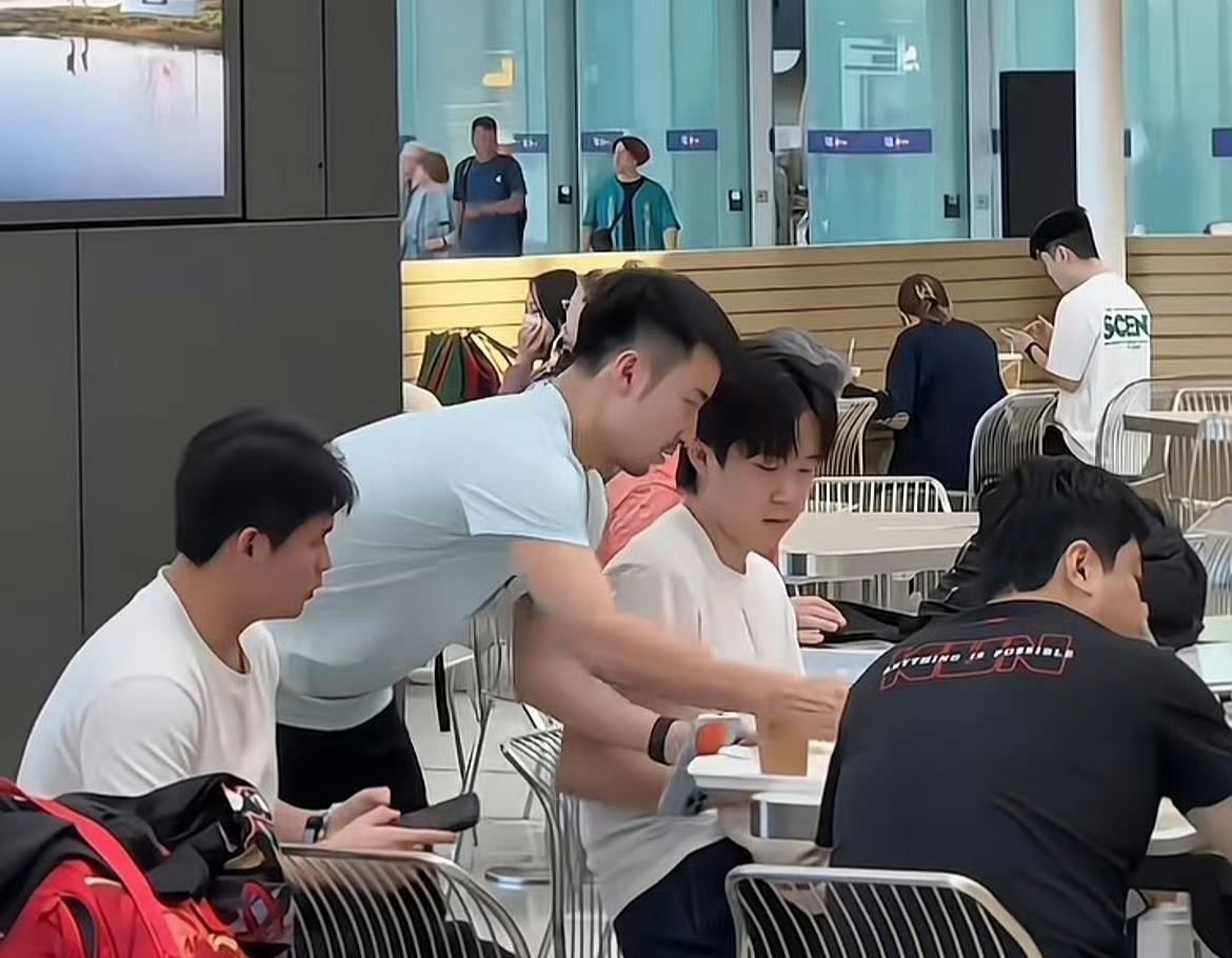 王楚钦这场球输得，我真以为眼睛花了今儿个抽空看了会儿乒超，本来想瞄一眼就关，结