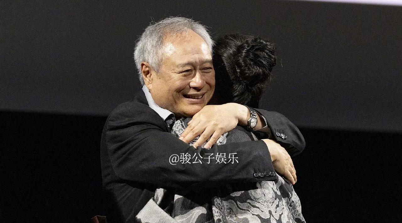 章子怡近日回应了在《卧虎藏龙》重映活动上与李安导演的拥抱。她动情地表示，能得到恩