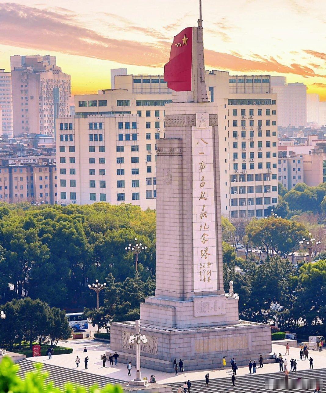 南昌滕王阁遇到了最懂他的外国人民国十六年（1927年）八一南昌起义，在此诞生了中
