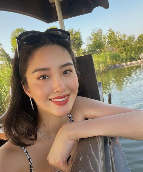 杨采钰这位大美女终于大方晒出老公啦！照片里，她老公年轻又帅气，十分吸睛。原来其老