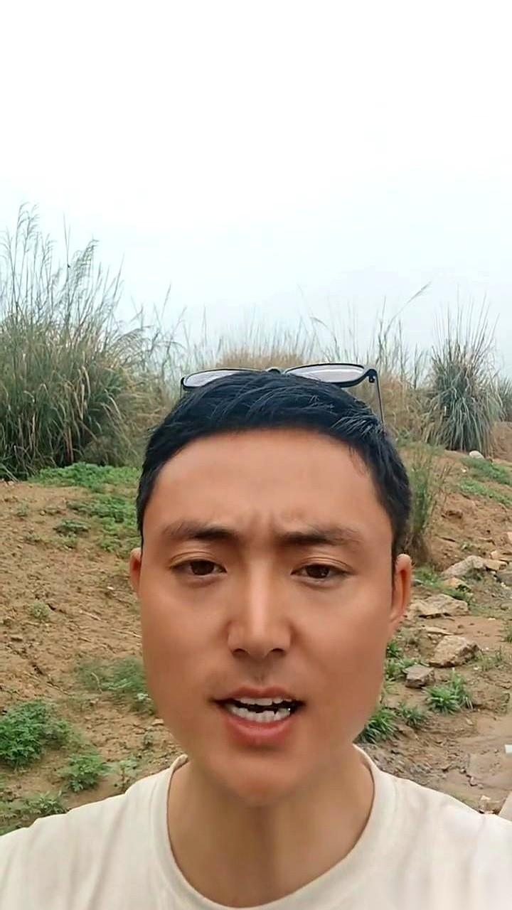 眼看就到三月三了，我妈没去买艾草，也没准备煮鸡蛋。她反常地进了厨房，没开火，水