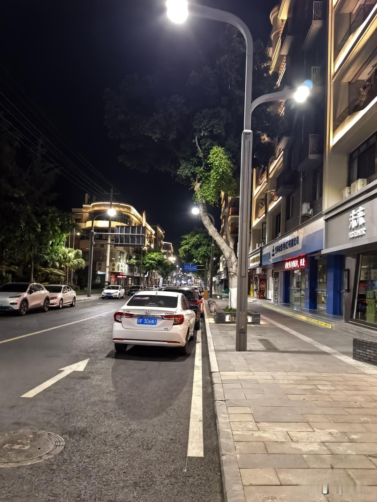其实，我很不理解网友怼稻城亚丁景区，说是强占38公里省道，估倒多收游客的钱。我