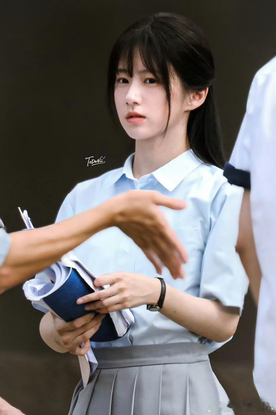 包上恩新剧校服超嫩，齐刘海超萌​​​