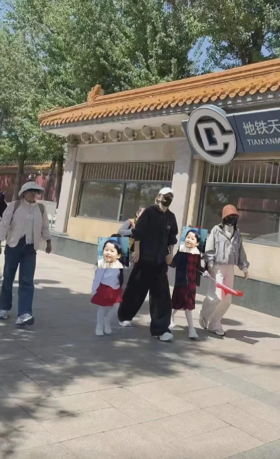 4月20日，张杰结束了鸟巢演唱会后第2天不休息，马上与谢娜一起在北京遛娃，三个娃