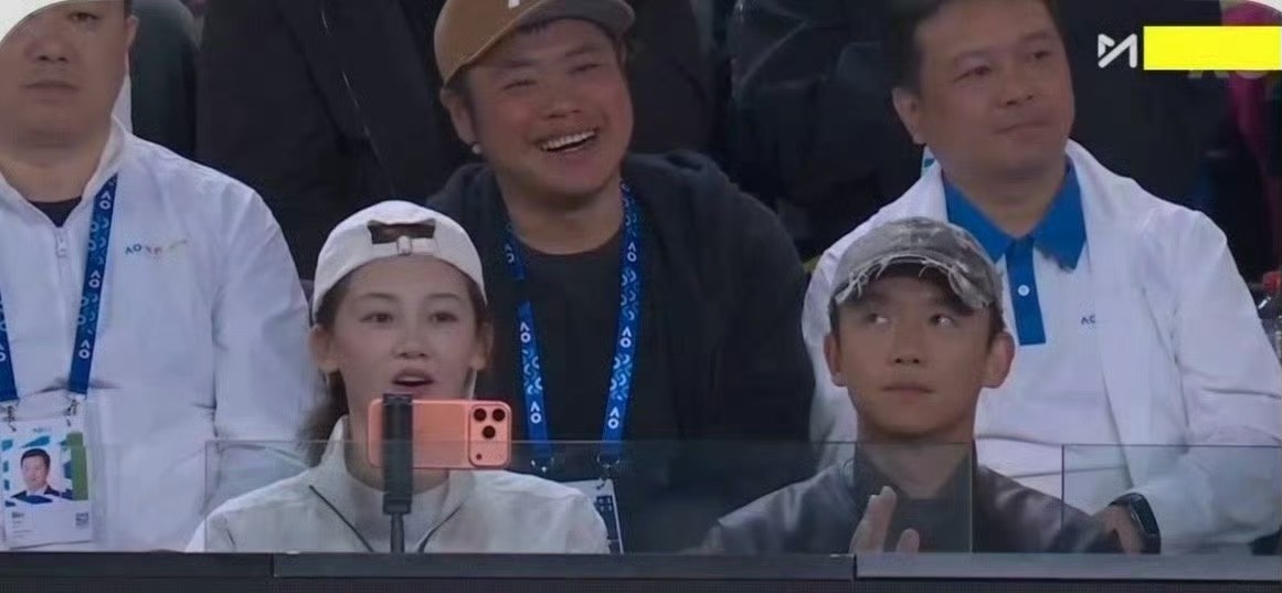 网友问郑恺旁边的女人是谁，郑恺说是鹿晗现在鹿晗粉丝要求郑恺道歉，称他是郑姨