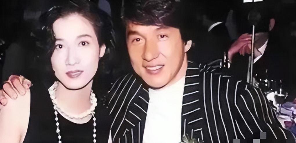 那年，成龙坐飞机时，闲来无事翻看杂志，突然杂志上出现一位肤白貌美大长腿的女孩，一