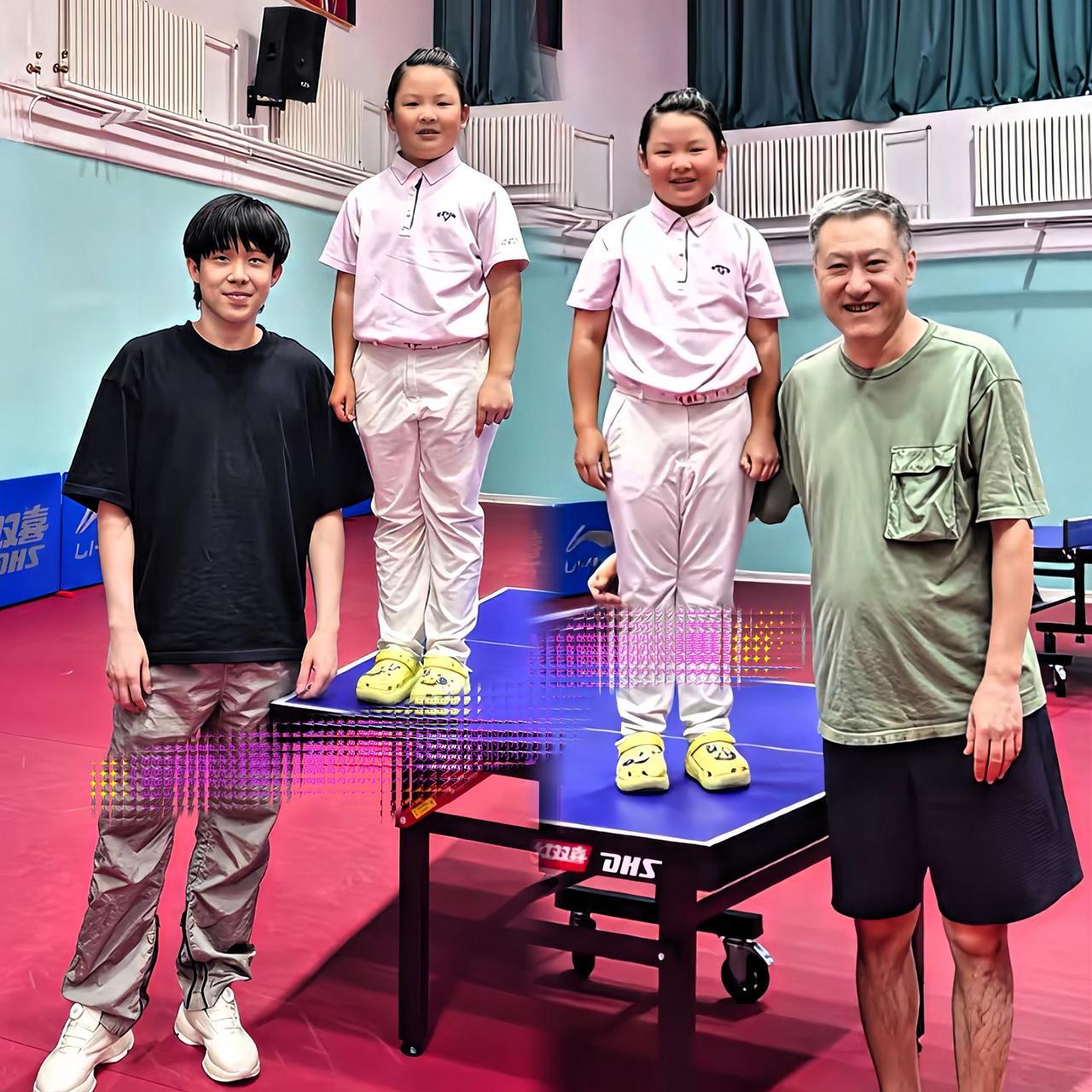 这合影也太有爱了！这小姑娘是谁呀，真招人喜欢～跟张导好像！诶？是孙女还