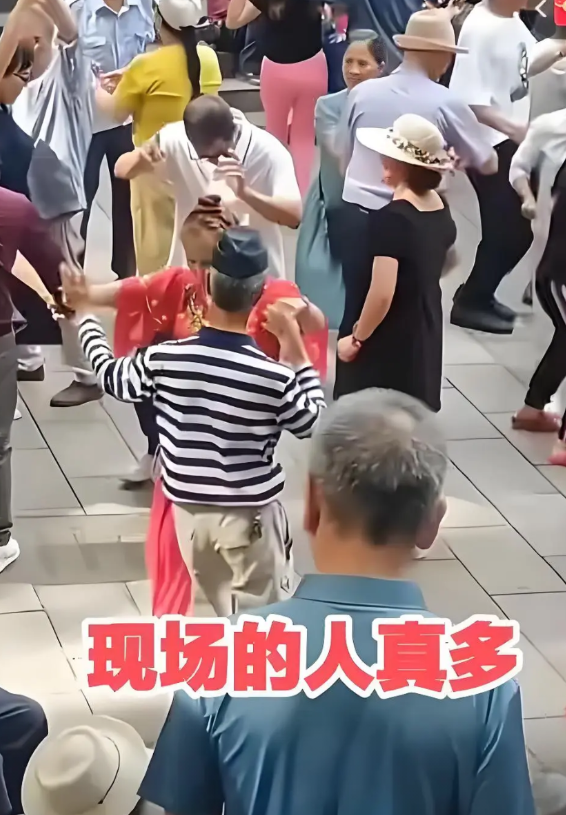 做女人真好。现在公园里，老年男人找女舞伴，都得给钱了，三十、五十、八十、一百不
