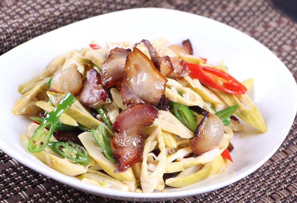 春日的山野，最动人的馈赠莫过于春笋。一场雨后，它们便从湿润的泥土里悄悄探出头来，