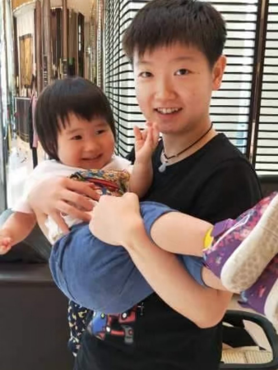 孙颖莎与小球迷合影姐姐我也想合影。。。好想和姐姐合影。。。