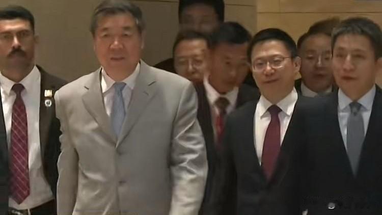 没有硝烟的“对决”，李成钢没带错。中美经贸磋商，首日2轮会谈结束。喜欢大张旗鼓，