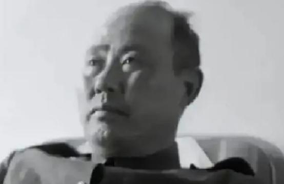 新中国首任水利部长傅作义，一年有差不多四分之一的时间在外头跑工地。跟他搭班子的副